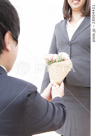 女性に花束を贈る男性 告白 プロポーズ 男女 ボディーパーツの写真素材
