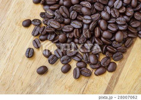 Hot coffee on the wood and roast coffee bean. 28007062