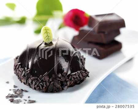 chocolate bomb pastry with a red rose 28007535