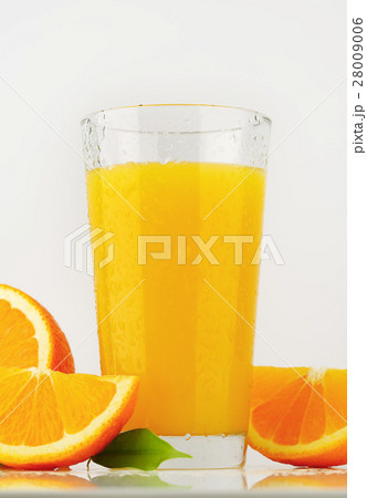 glass of orange juice 28009006