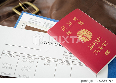 海外出張　海外旅行　パスポート　旅程表　旅行鞄　渡航 28009197