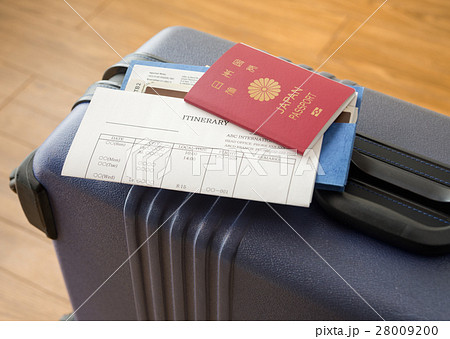 海外出張　海外旅行　パスポート　旅程表　スーツケース　渡航 28009200
