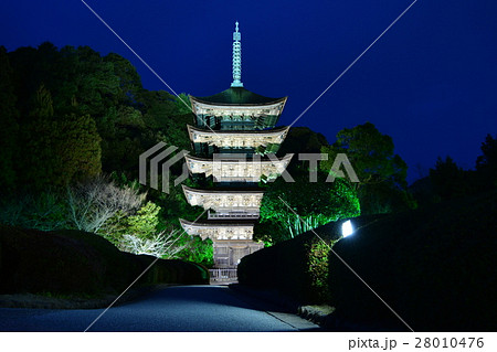 瑠璃光寺冬のライトアップの写真素材