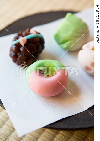 色とりどりの和菓子 28010984