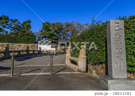 秋の高松城の旭門と旭橋の風景 28011581