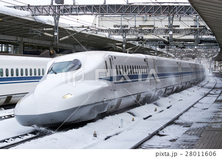 雪の米原駅を通過するN700系 雪の米原駅を通過するN700系 28011606