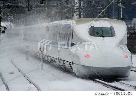 雪の米原駅を水飛沫を上げて通過するN700系 雪の米原駅を水飛沫を上げて通過するN700系 28011609