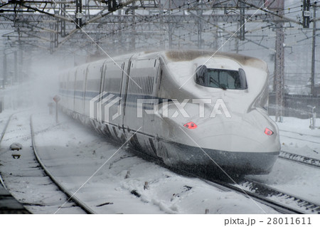 雪の米原駅を水飛沫を上げて通過するN700系 雪の米原駅を水飛沫を上げて通過するN700系 28011611