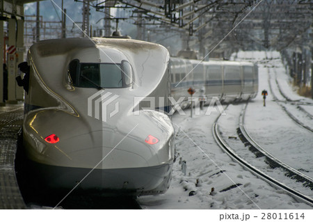 雪の米原駅を出発するN700系 雪の米原駅を出発するN700系 28011614