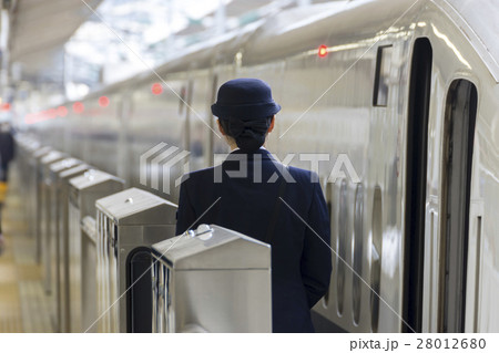 東京駅　新幹線の発車風景 28012680