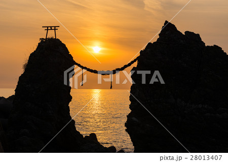 長崎 夫婦岩夕景 28013407