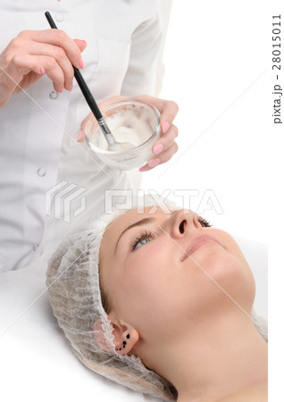 beauty salon, facial mask applying 28015011