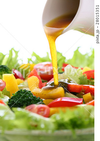 野菜サラダにドレッシングをかける 28015351