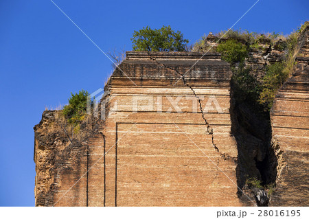 Ruined Pagoda in Mingun Paya / Mantara Gyi Paya Ruined Pagoda in Mingun Paya / Mantara Gyi Paya 28016195