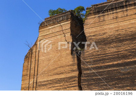 Ruined Pagoda in Mingun Paya / Mantara Gyi Paya 28016196