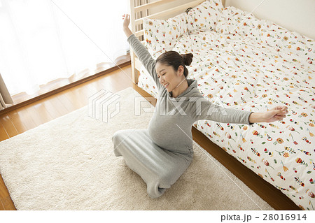 マタニティ　ヨガ　ホットヨガ　体操　若い女性　マタニティブルー　 28016914