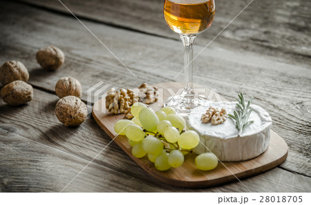 Camembert with walnuts and grape 28018705