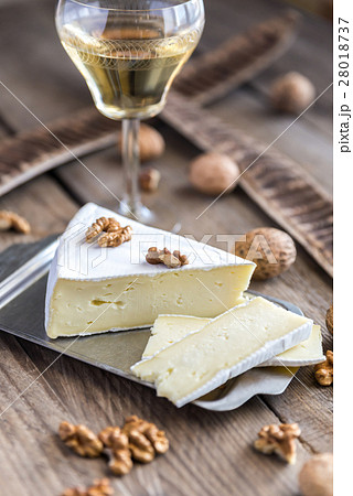 Brie cheese with nuts 28018737