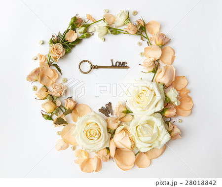 Red roses with key 28018842