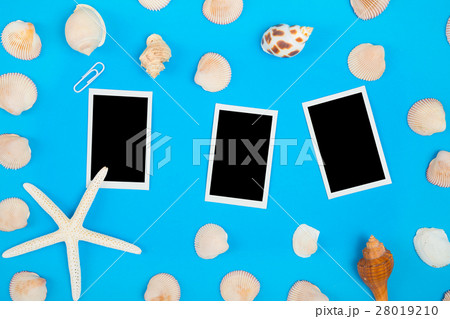 Frame of seashell and empty photo frame. 28019210