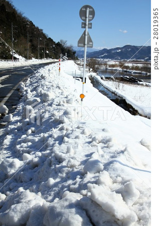 除雪後に道路脇に残った雪 28019365