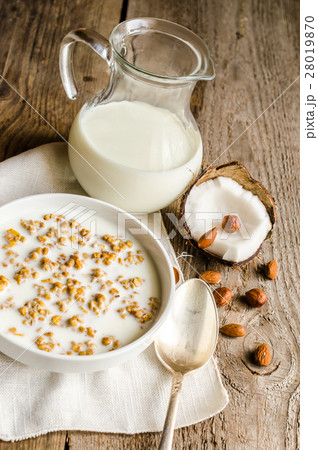 Granola with peanut and coconut 28019870