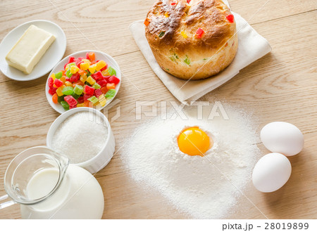 Basic ingredients for sweet bread (panettone) 28019899