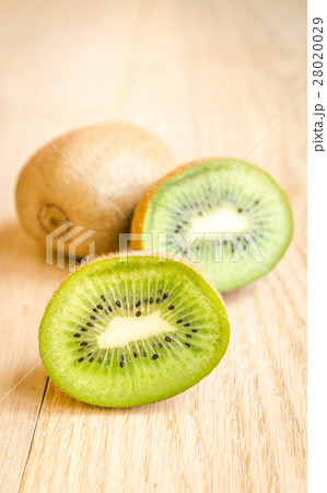 Kiwi on the wooden background Kiwi on the wooden background 28020029
