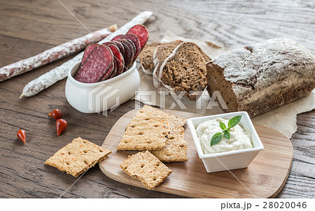 Salami with bread 28020046