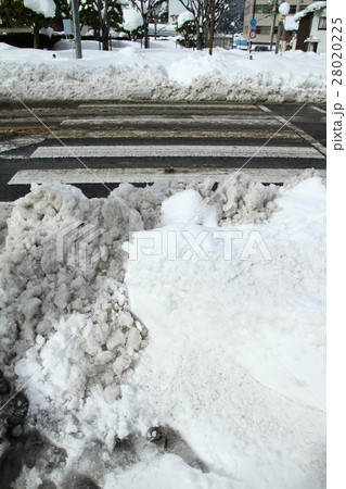 雪で渡りにくい横断歩道 28020225