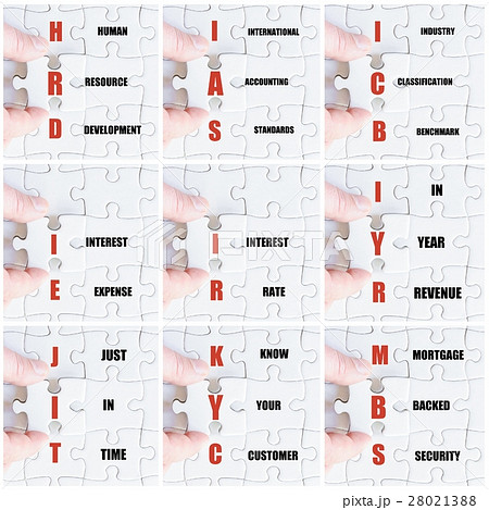 Hand of business man completing the puzzle 28021388