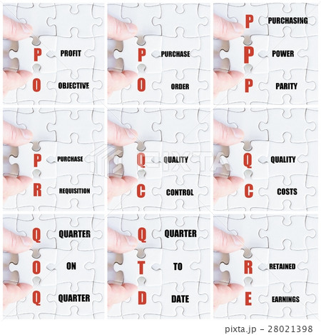 Hand of business man completing the puzzle 28021398