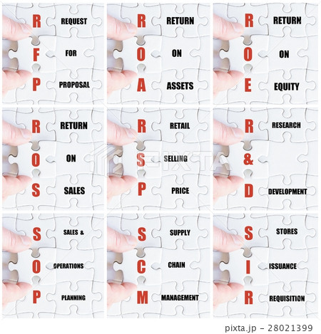 Hand of business man completing the puzzle 28021399