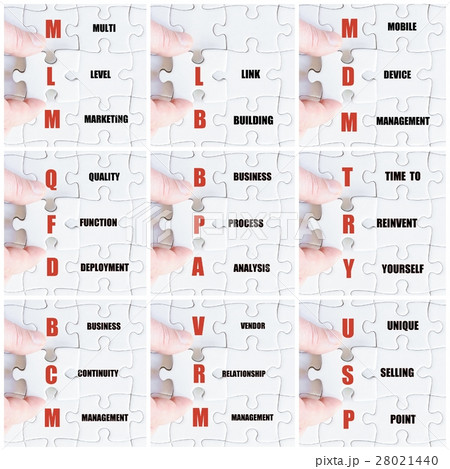 Hand of business man completing the puzzle 28021440