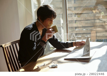 30代男性　新聞を読む 28022446