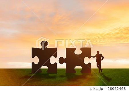 Business metaphor of teamwork with jigsaw puzzle Business metaphor of teamwork with jigsaw puzzle 28022468