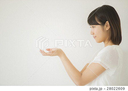 手を差し出し微笑む女性 手を差し出し微笑む女性 28022609