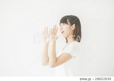 呼びかける女性 呼びかける女性 28022630