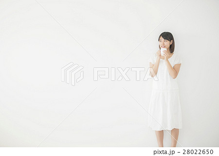 コーヒーカップを持ち微笑む女性 28022650