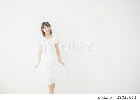 微笑む女性 28022651