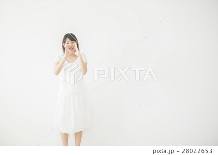呼びかける女性 28022653