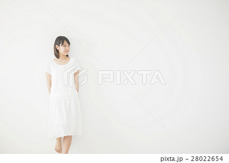 微笑む女性 28022654