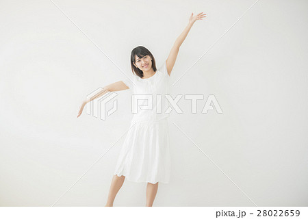 微笑む女性 28022659