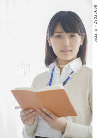 手帳を持つビジネスウーマン 28022669