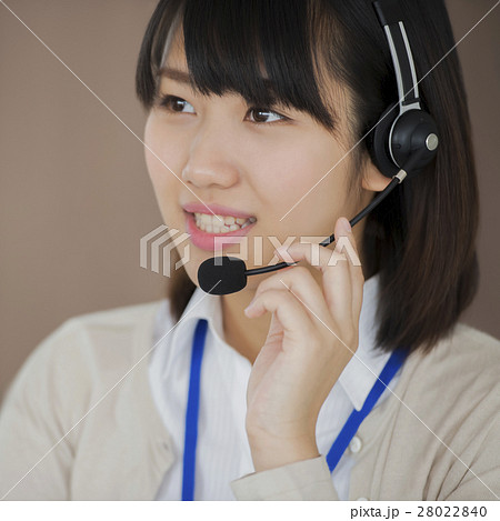 インカムを付けたビジネスウーマン 28022840