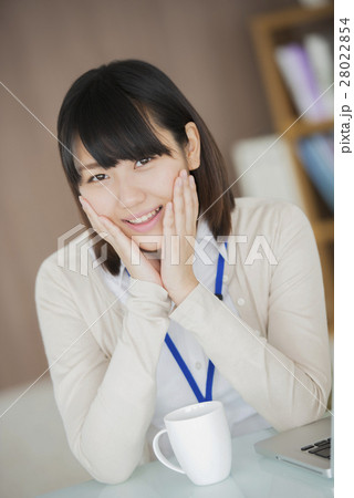 頬杖をつくビジネスウーマン 28022854