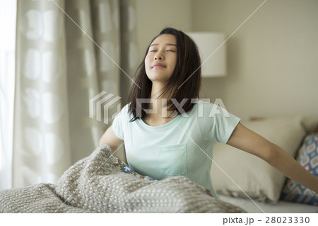 寝起きの若い女性 28023330