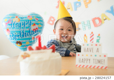 1歳の誕生日を祝ってもらう赤ちゃん 28024157