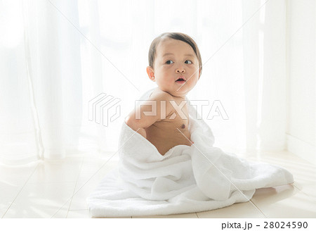 バスタオルと裸んぼの赤ちゃん バスタオルと裸んぼの赤ちゃん 28024590