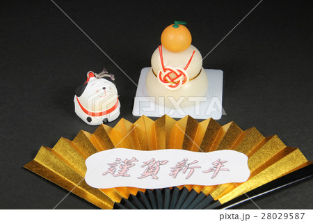 金扇と鏡餅と戌の置物 28029587